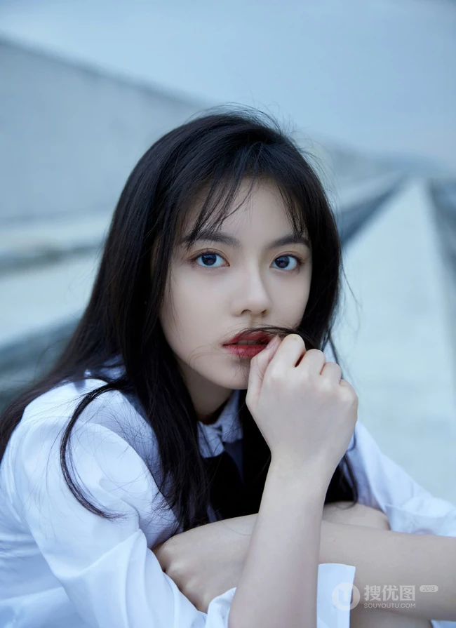 赵今麦海边写真，白衬衣搭配蓝色短裤，尽显清新自然少女气质