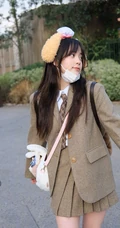 欧阳娜娜畅游迪士尼俏皮可爱街拍写真照片