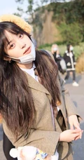 欧阳娜娜畅游迪士尼俏皮可爱街拍写真照片