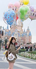 欧阳娜娜畅游迪士尼俏皮可爱街拍写真照片
