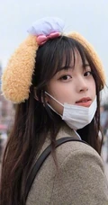欧阳娜娜畅游迪士尼俏皮可爱街拍写真照片