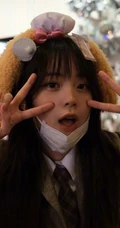 欧阳娜娜畅游迪士尼俏皮可爱街拍写真照片
