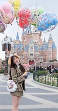 欧阳娜娜畅游迪士尼俏皮可爱街拍写真照片