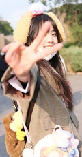 欧阳娜娜畅游迪士尼俏皮可爱街拍写真照片