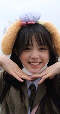 欧阳娜娜畅游迪士尼俏皮可爱街拍写真照片