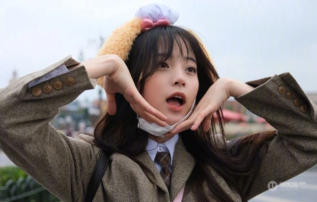 欧阳娜娜畅游迪士尼俏皮可爱街拍写真照片