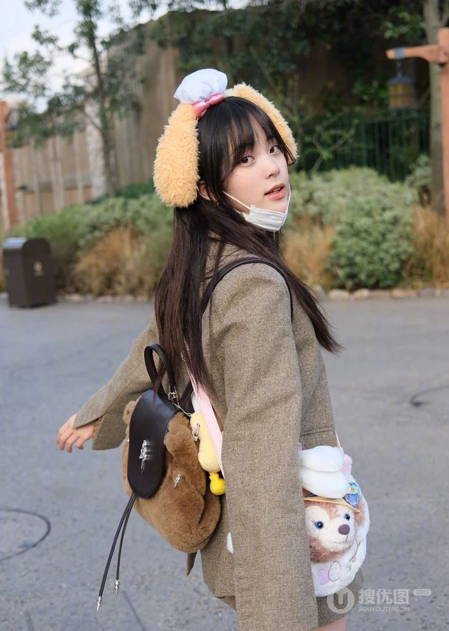 欧阳娜娜畅游迪士尼俏皮可爱街拍写真照片