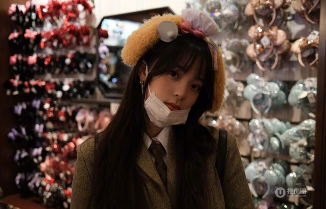 欧阳娜娜畅游迪士尼俏皮可爱街拍写真照片