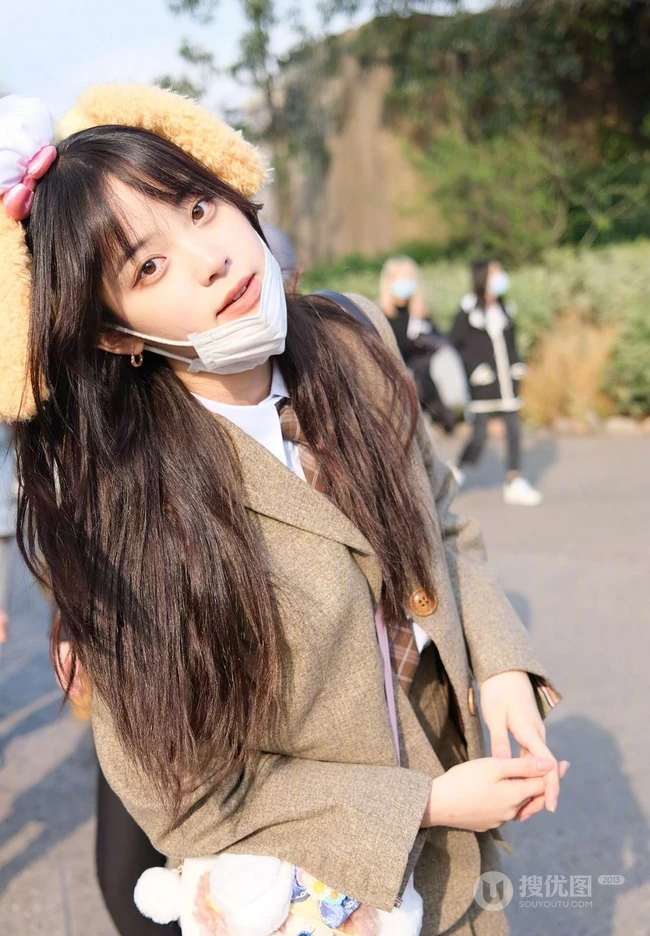 欧阳娜娜畅游迪士尼俏皮可爱街拍写真照片
