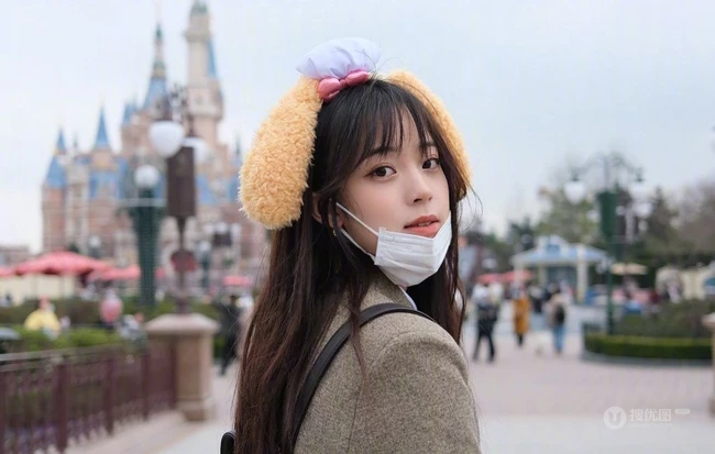 欧阳娜娜畅游迪士尼俏皮可爱街拍写真照片