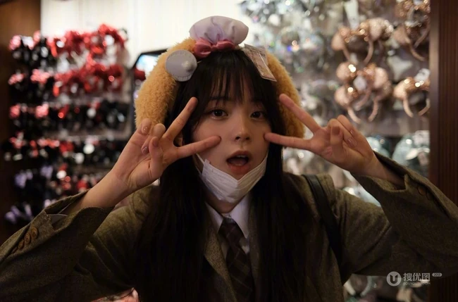 欧阳娜娜畅游迪士尼俏皮可爱街拍写真照片