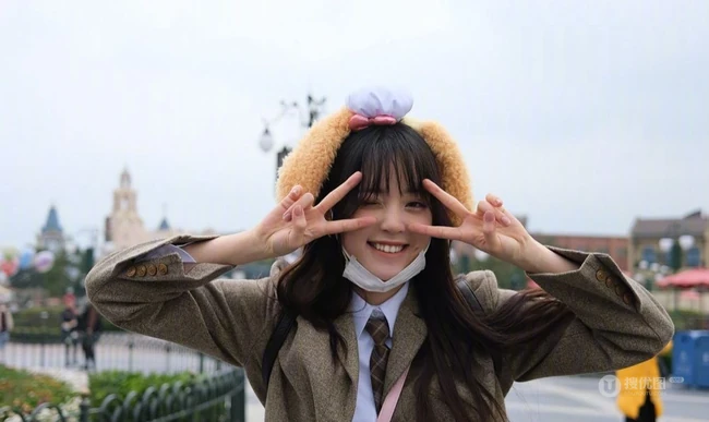 欧阳娜娜畅游迪士尼俏皮可爱街拍写真照片