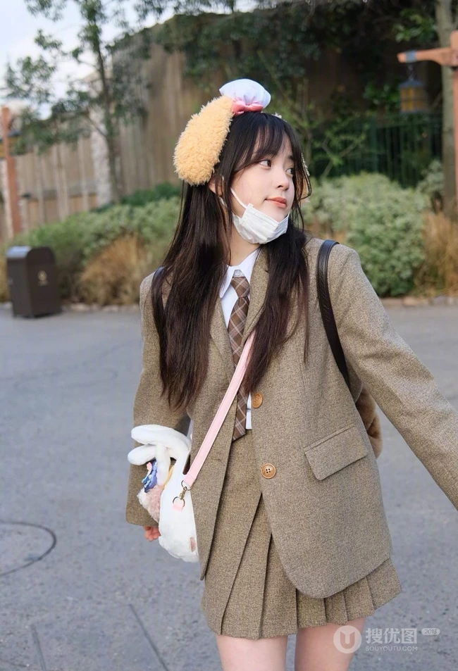 欧阳娜娜畅游迪士尼俏皮可爱街拍写真照片