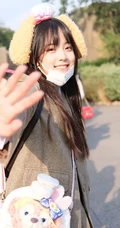 欧阳娜娜畅游迪士尼俏皮可爱街拍写真照片