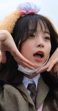 欧阳娜娜畅游迪士尼俏皮可爱街拍写真照片