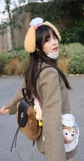 欧阳娜娜畅游迪士尼俏皮可爱街拍写真照片