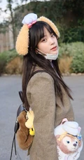 欧阳娜娜畅游迪士尼俏皮可爱街拍写真照片