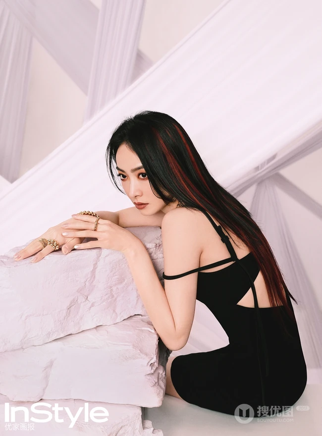 宋茜最新时尚杂志写真画报，时尚百变穿搭灵动出挑有魅力