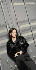 欧阳娜娜微博晒最新美照，背靠货柜，全黑穿搭，可爱随性