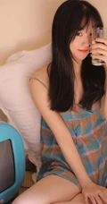 穿着可爱肩带裙的可爱女孩居家慵懒生活写真美照