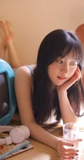 穿着可爱肩带裙的可爱女孩居家慵懒生活写真美照