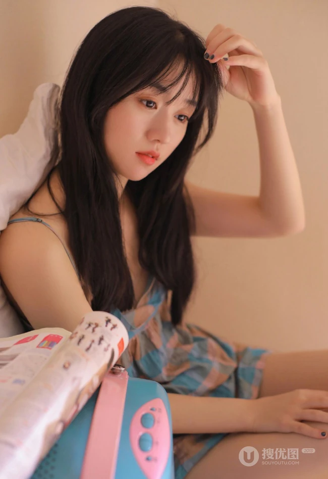穿着可爱肩带裙的可爱女孩居家慵懒生活写真美照