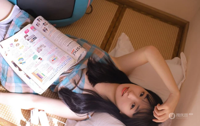 穿着可爱肩带裙的可爱女孩居家慵懒生活写真美照