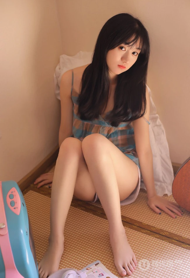 穿着可爱肩带裙的可爱女孩居家慵懒生活写真美照