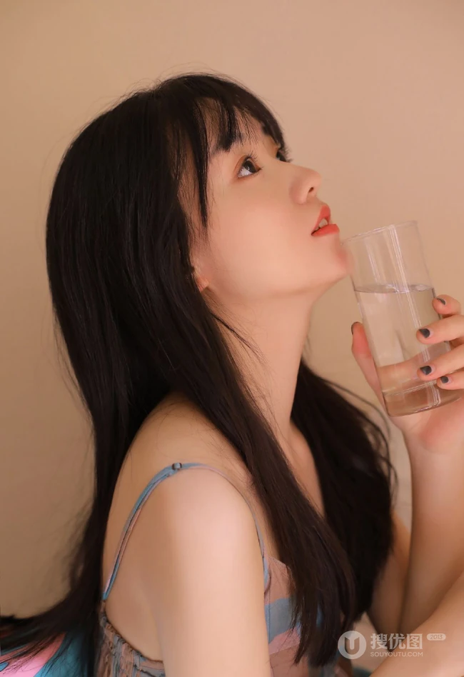 穿着可爱肩带裙的可爱女孩居家慵懒生活写真美照