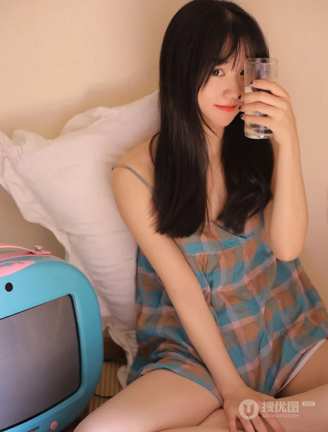 穿着可爱肩带裙的可爱女孩居家慵懒生活写真美照