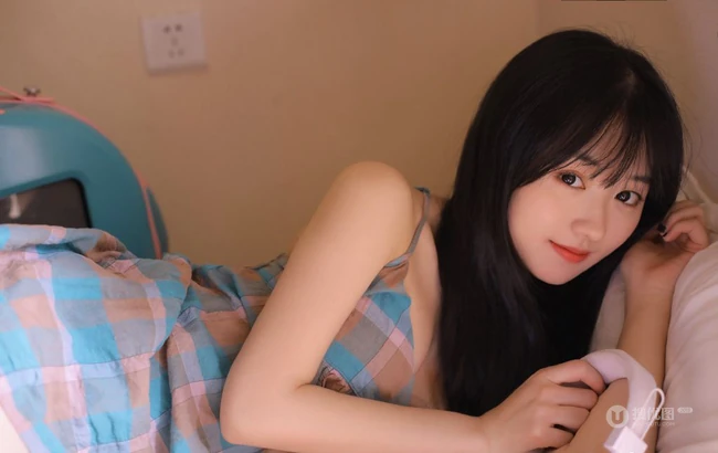 穿着可爱肩带裙的可爱女孩居家慵懒生活写真美照