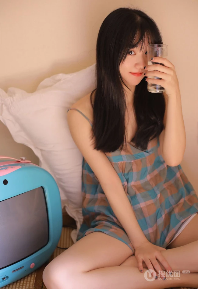 穿着可爱肩带裙的可爱女孩居家慵懒生活写真美照