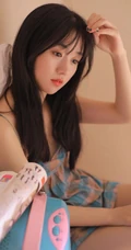 穿着可爱肩带裙的可爱女孩居家慵懒生活写真美照