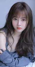 皮肤水嫩白皙娇柔少女灰色肩带背心短裤居家服好看写真图片