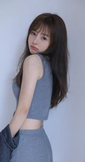 皮肤水嫩白皙娇柔少女灰色肩带背心短裤居家服好看写真图片