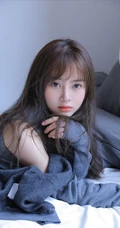 皮肤水嫩白皙娇柔少女灰色肩带背心短裤居家服好看写真图片