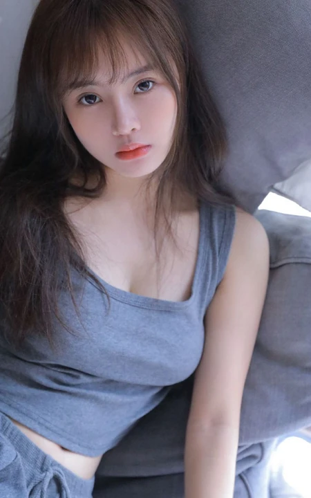 皮肤水嫩白皙娇柔少女灰色肩带背心短裤居家服好看写真图片