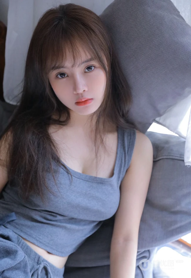 皮肤水嫩白皙娇柔少女灰色肩带背心短裤居家服好看写真图片