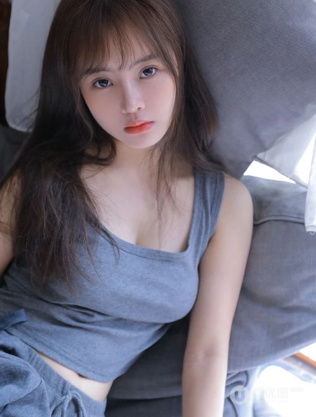 皮肤水嫩白皙娇柔少女灰色肩带背心短裤居家服好看写真图片