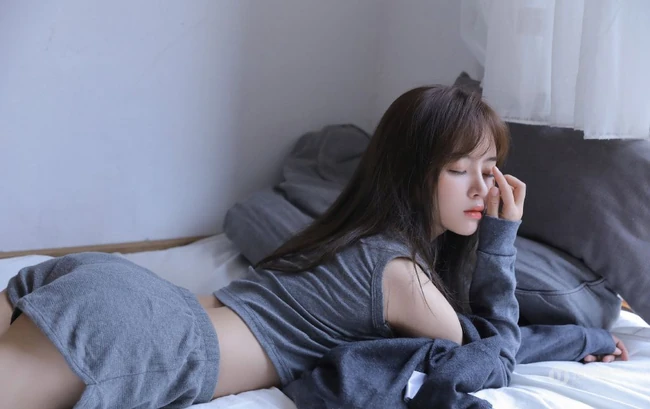 皮肤水嫩白皙娇柔少女灰色肩带背心短裤居家服好看写真图片