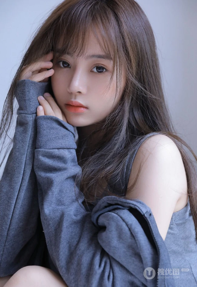 皮肤水嫩白皙娇柔少女灰色肩带背心短裤居家服好看写真图片
