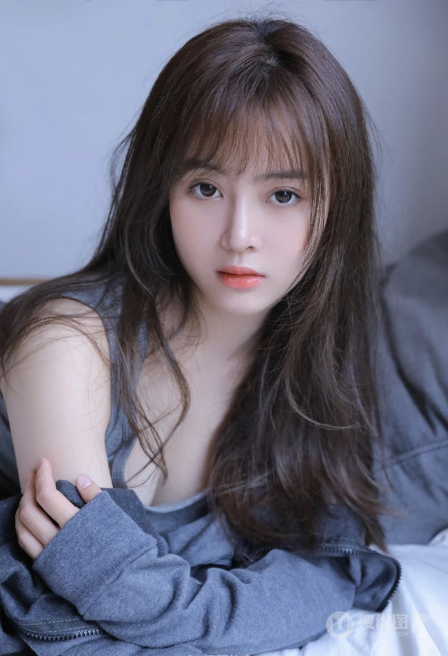 皮肤水嫩白皙娇柔少女灰色肩带背心短裤居家服好看写真图片
