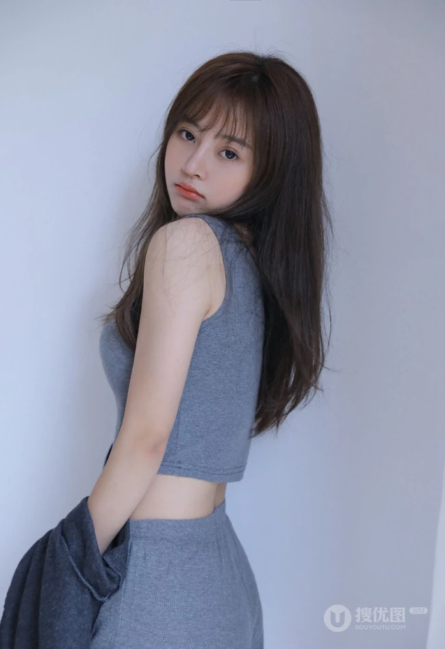 皮肤水嫩白皙娇柔少女灰色肩带背心短裤居家服好看写真图片