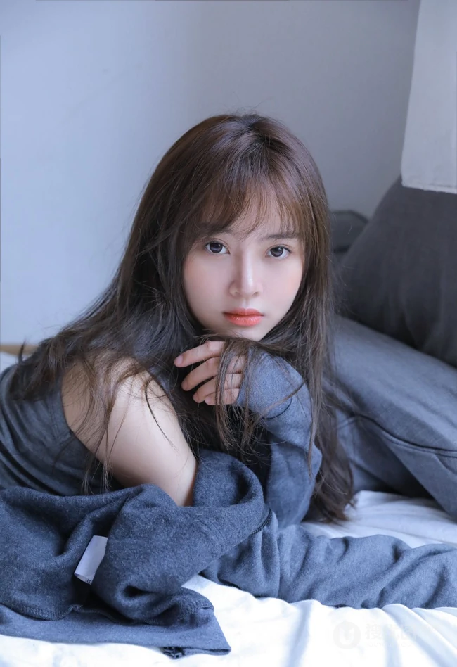 皮肤水嫩白皙娇柔少女灰色肩带背心短裤居家服好看写真图片