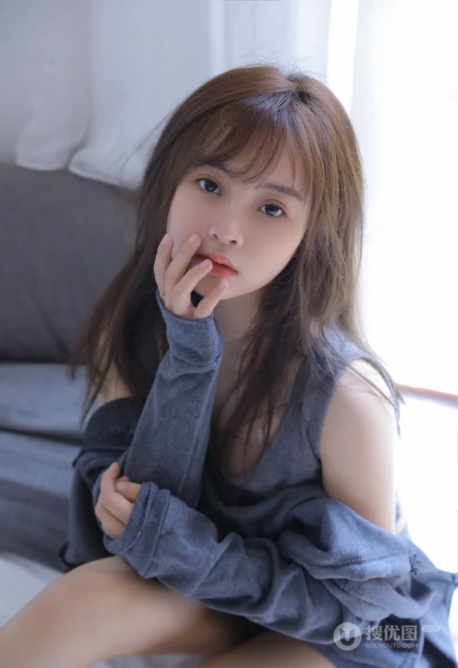 皮肤水嫩白皙娇柔少女灰色肩带背心短裤居家服好看写真图片