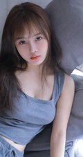 皮肤水嫩白皙娇柔少女灰色肩带背心短裤居家服好看写真图片