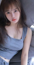皮肤水嫩白皙娇柔少女灰色肩带背心短裤居家服好看写真图片