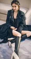 杨幂黑衣大衣搭配肩带蕾丝裙全黑look装扮显气质动人线条感写真照片