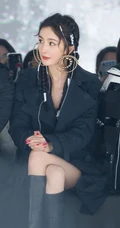 杨幂黑衣大衣搭配肩带蕾丝裙全黑look装扮显气质动人线条感写真照片