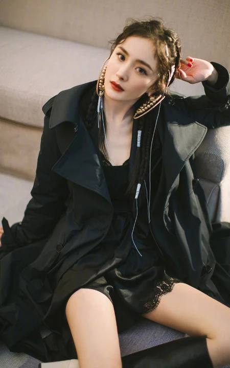 杨幂黑衣大衣搭配肩带蕾丝裙全黑look装扮显气质动人线条感写真照片